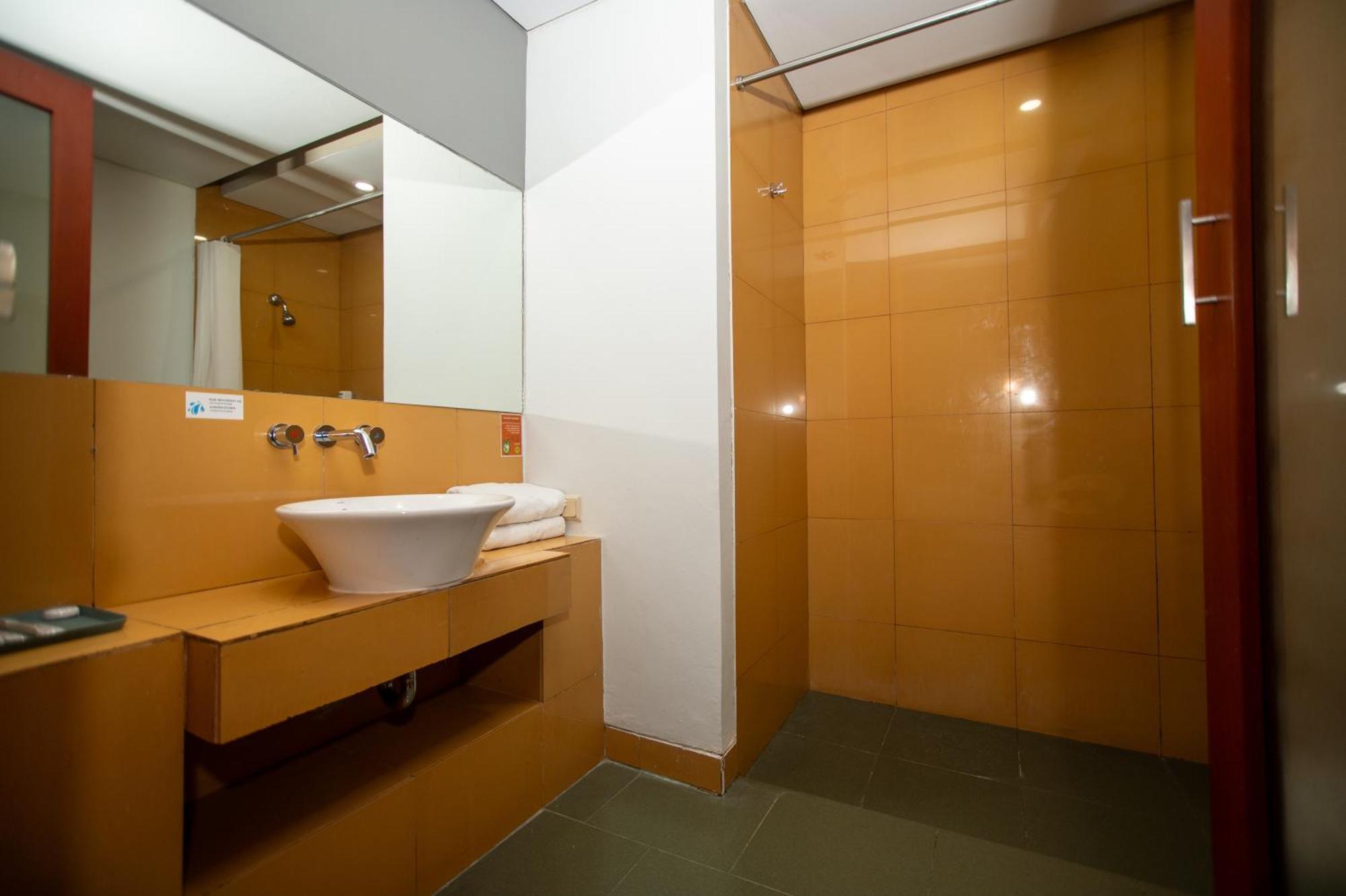 สปาร์คส ไลฟ์ จาการ์ตา บริหารโดยอาร์ตโฮเทล Hotel ภายนอก รูปภาพ
